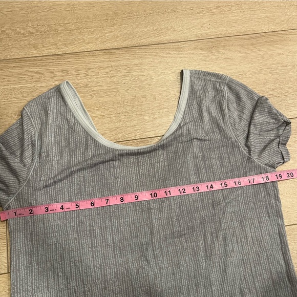 Lululemon Women’s V Back Rolled Short Sleeve T-shirt Size 8 - Picture 2 of 6